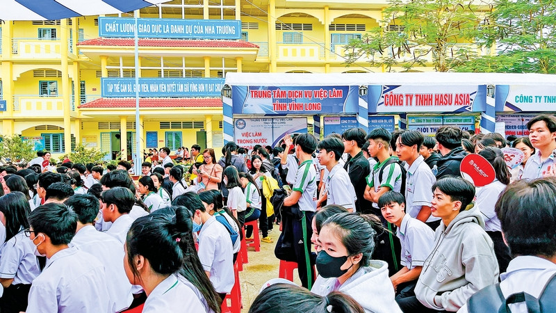 Trung tâm Dịch vụ việc làm tỉnh Vĩnh Long tư vấn định hướng nghề nghiệp tại Trường THPT Phú Quới. ảnh VLVL