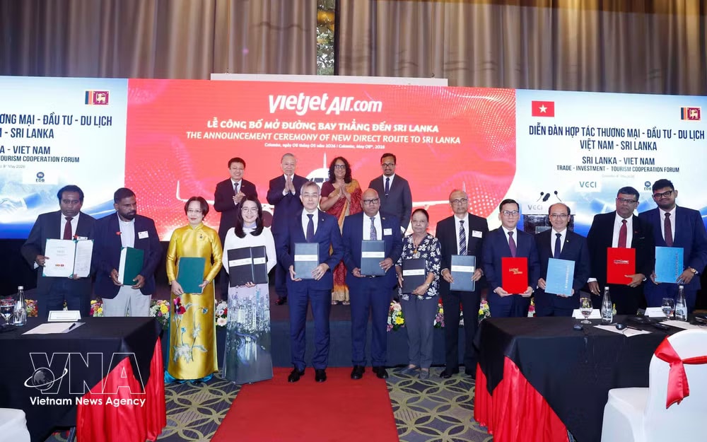 Party General Secretary and State President Lam, Sri Lankan PM Harini Amarasuriya and officials witness the exchange of cooperation documents between enterprises of the two countries. (Photo: VNA)