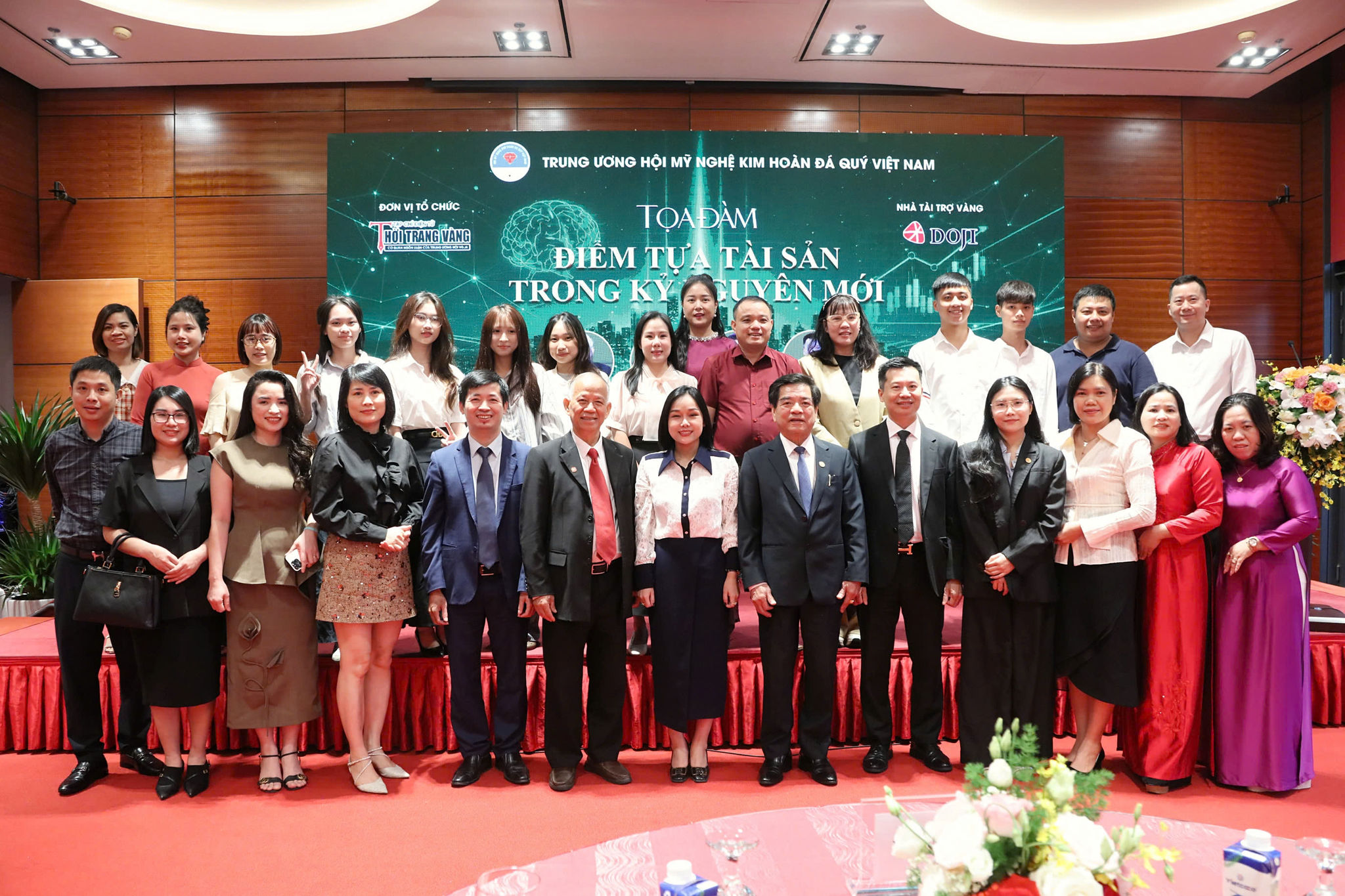 Các đại biểu và khách mời chụp ảnh lưu niệm tại Tọa đàm