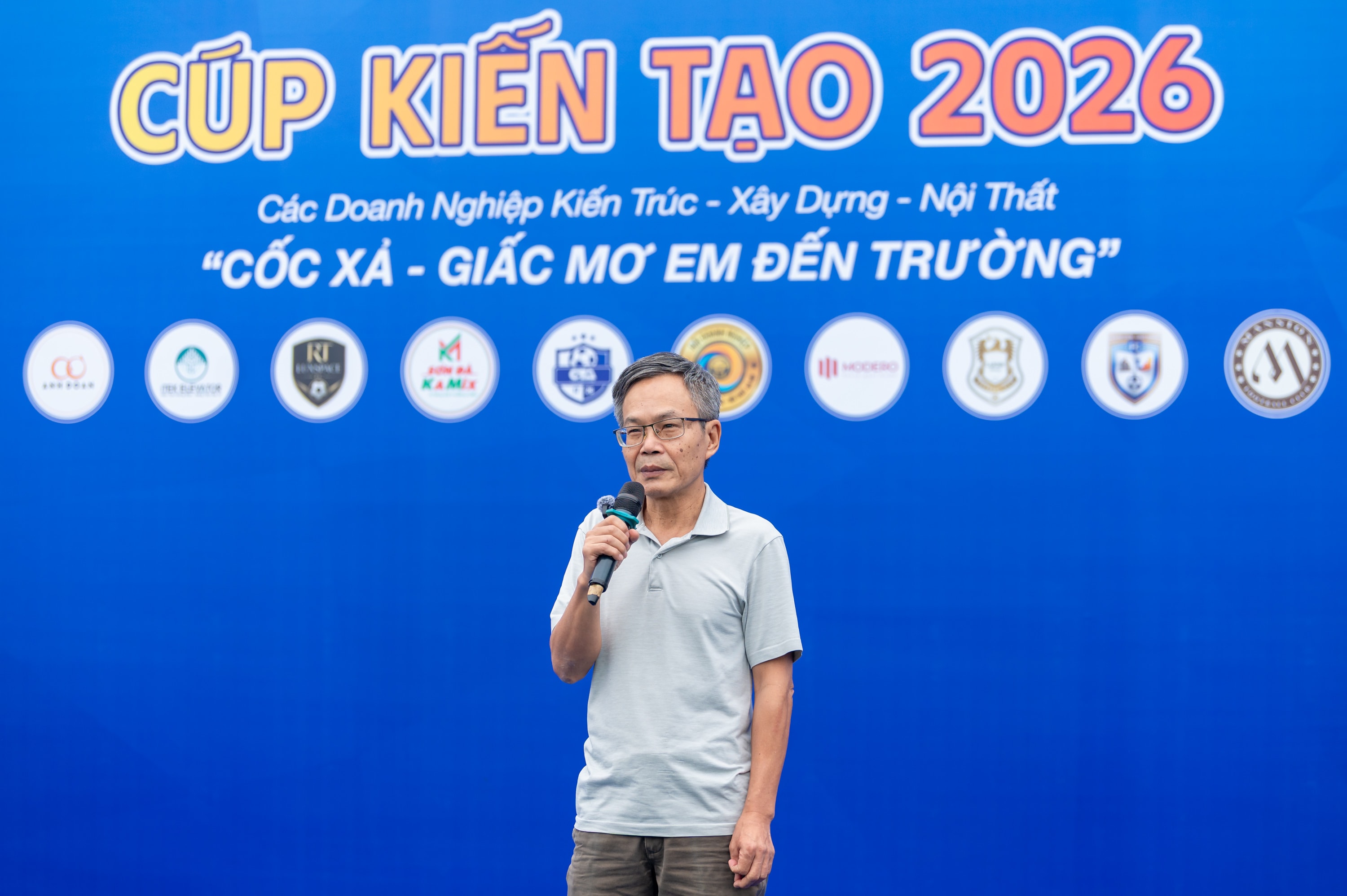 Nhà báo ... phát biểu