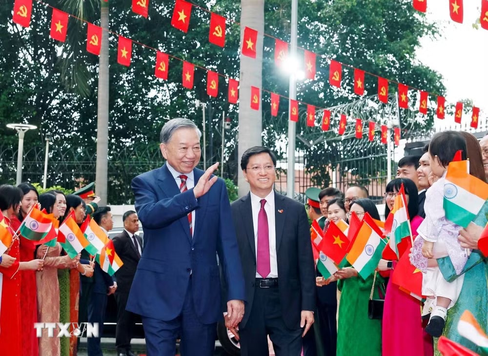 Tổng Bí thư, Chủ tịch nước Tô Lâm gặp gỡ cán bộ, nhân viên Đại sứ quán và cộng đồng người Việt Nam tại Ấn Độ. (Ảnh: Thống Nhất/TTXVN) ttxvn-tong-bi-thu-chu-tich-nuoc-gap-go-cong-dong-nguoi-viet-nam-tai-an-do-0905.jpg