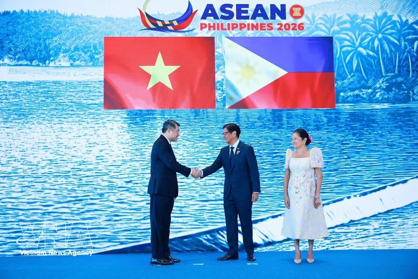 Philippine President Ferdinand Romualdez Marcos Jr., Chair of ASEAN 2026, welcomes Prime Minister Le Minh Hung to the 48th ASEAN Summit. (Photo: VNA)