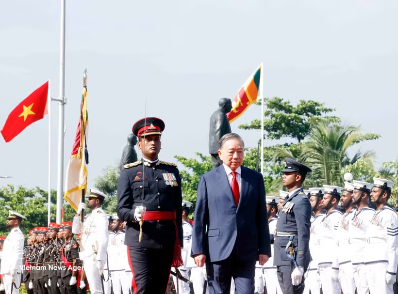 General Secretary of the Communist Party of Vietnam Central Committee and State President To Lam reviews the honor guard. Photo: VNA