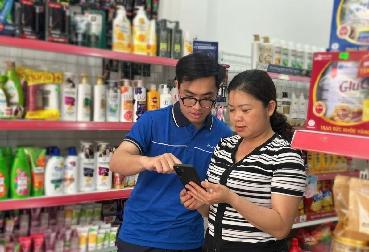 Nhan vien VNPT huong dan chu ho kinh doanh su dung VNPT So ban hang