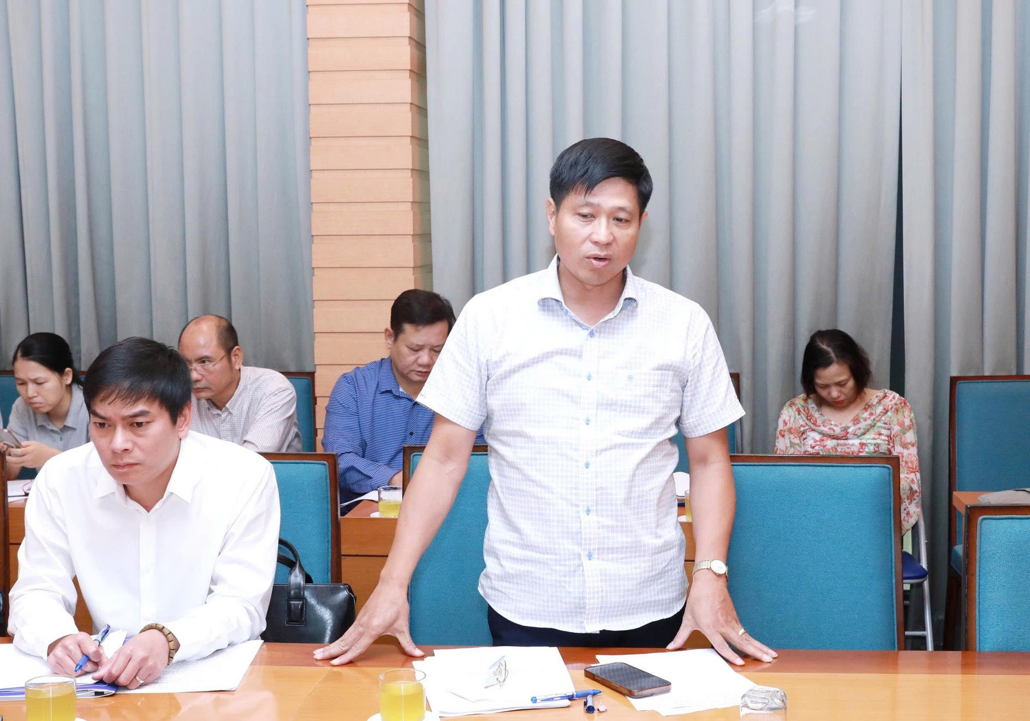 Quyền Chủ tịch UBND phường Ô Chợ Dừa Nguyễn Đình Phương phát biểu tại cuộc họp