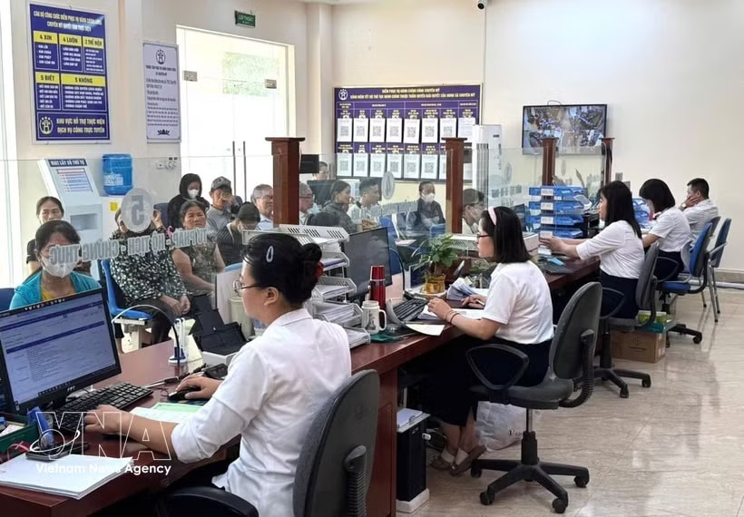Civil servants of Chuyen My commune in Hanoi handl administrative procedures for local residents. (Photo: VNA)