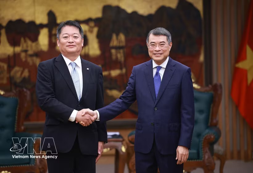 Prime Minister Le Minh Hung receives Governor of Japan’s Yamanashi prefecture Nagasaki Kotaro in Hanoi on May 11. (Photo: VNA