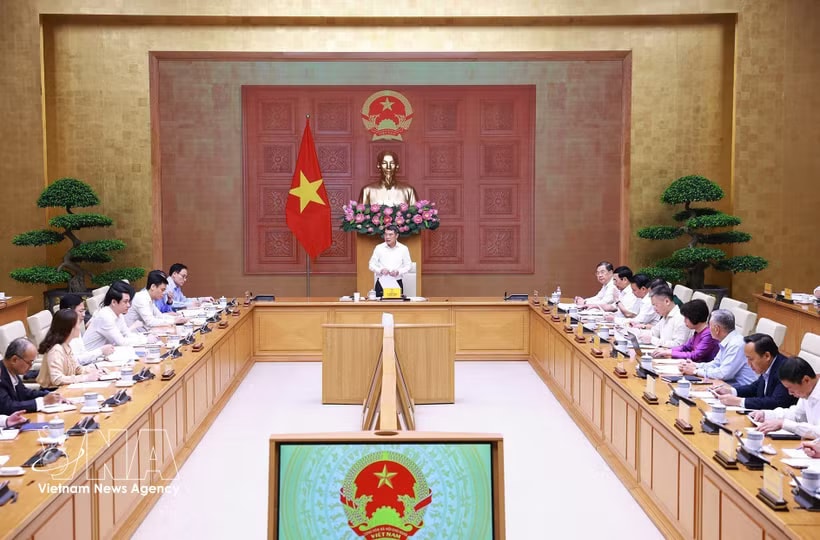 Prime Minister Le Minh Hung chairs the working session with the Ministry of Foreign Affairs (MoFA) in Hanoi on May 11. (Photo: VNA)