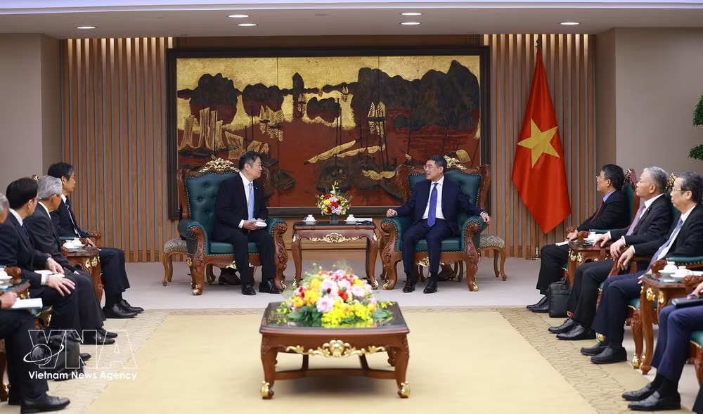 The meeting between Prime Minister Le Minh Hung and Governor of Japan’s Yamanashi prefecture Nagasaki Kotaro in Hanoi on May 11 (Photo: VNA) The meeting between Prime Minister Le Minh Hung and Governor of Japan’s Yamanashi prefecture Nagasaki Kotaro in Hanoi on May 11 (Photo: VNA)