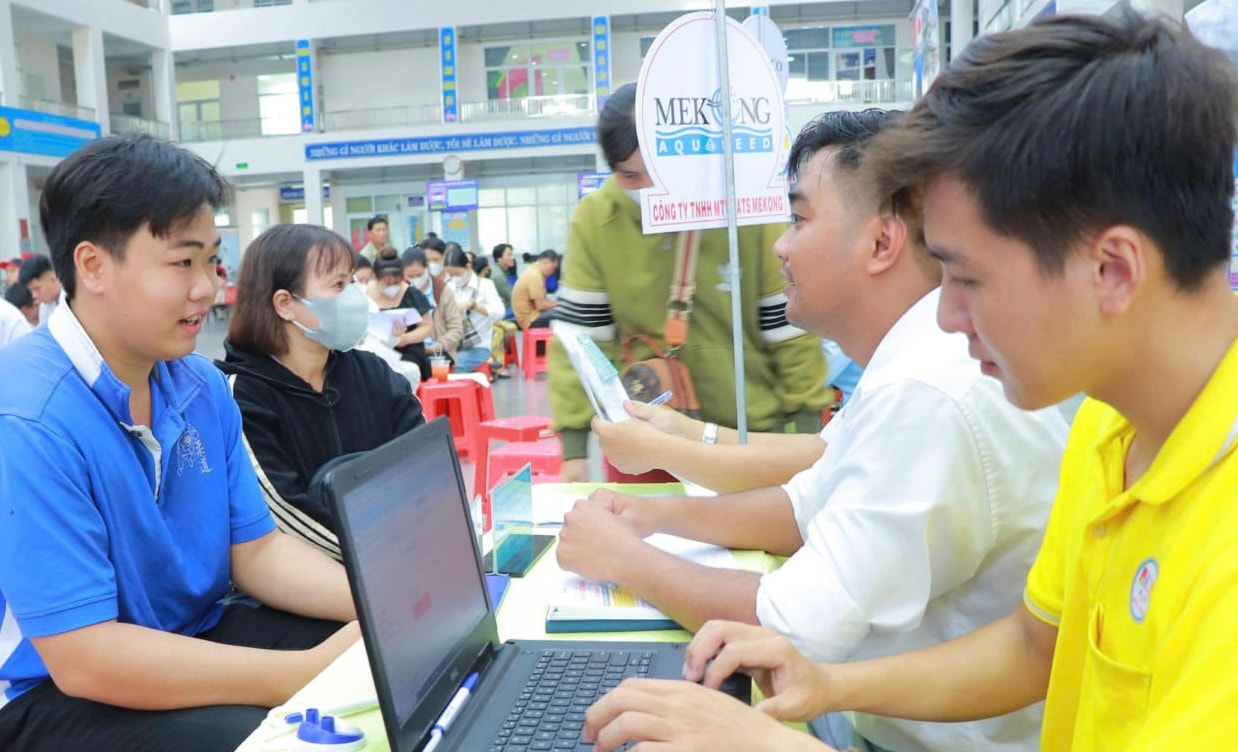 Học sinh, sinh viên được tiếp xúc trực tiếp với doanh nghiệp để có kinh nghiệm và tự tin tham gia phỏng vấn tìm việc phù hợp sau tốt nghiệp. Ảnh VLĐT