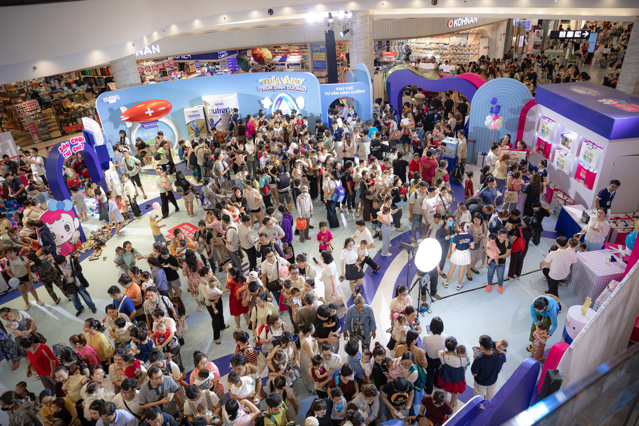 Không khí tấp nập tại sự kiện “Ngày hội thôi nôi” diễn ra tại AEON Mall Celadon Tân Phú