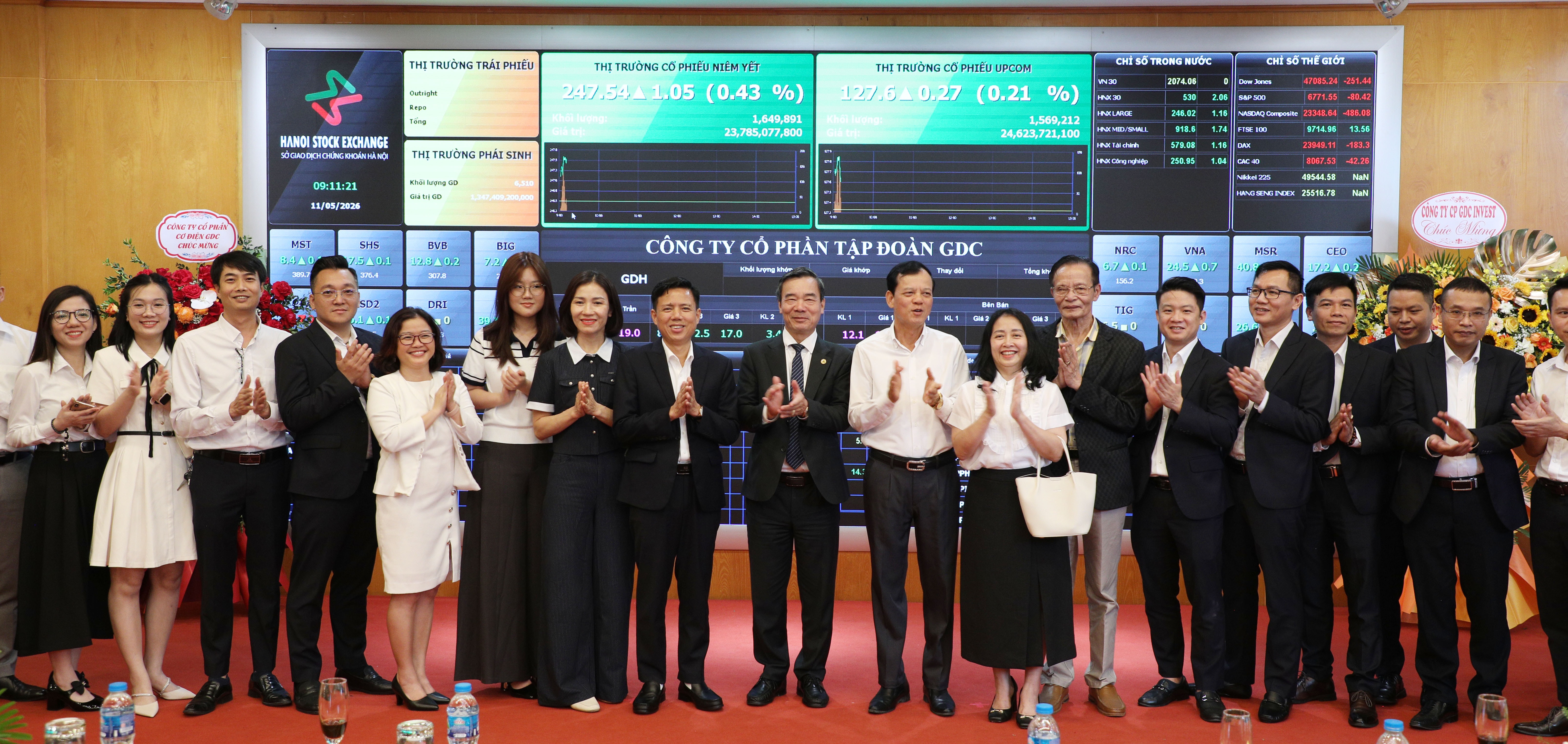 경영진과 GDC 그룹 주식회사 사장은 해당 회사의 UPCoM 거래소 첫 거래일을 축하했습니다.