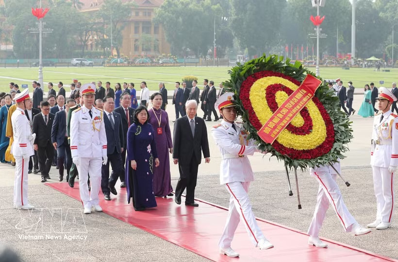 Delegates attending the 11th National Congress of the Vietnam Fatherland Front pay tribute to President Ho Chi Minh at his mausoleum in Hanoi on May 11. (Photo: VNA)