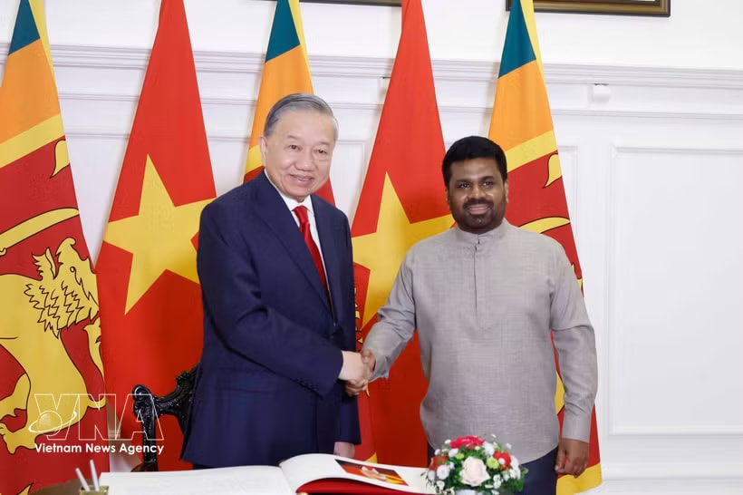 General Secretary of the Communist Party of Vietnam Central Committee and State President To Lam (L) and Sri Lankan President Anura Kumara Dissanayake after signing the guest book. (Photo: VNA) 