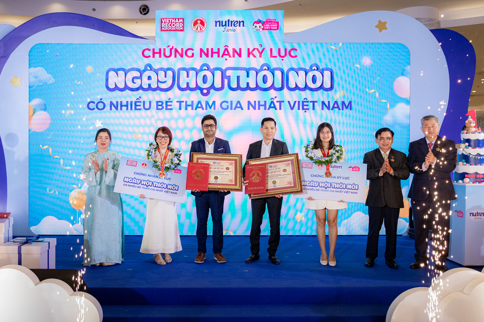 Tổ chức Kỷ lục Việt Nam (VietKings) đã trao chứng nhận xác lập Ngày hội thôi nôi có số lượng trẻ tham dự lớn nhất tại Việt Nam là 680 em bé tham gia cho Nestlé và Con Cưng