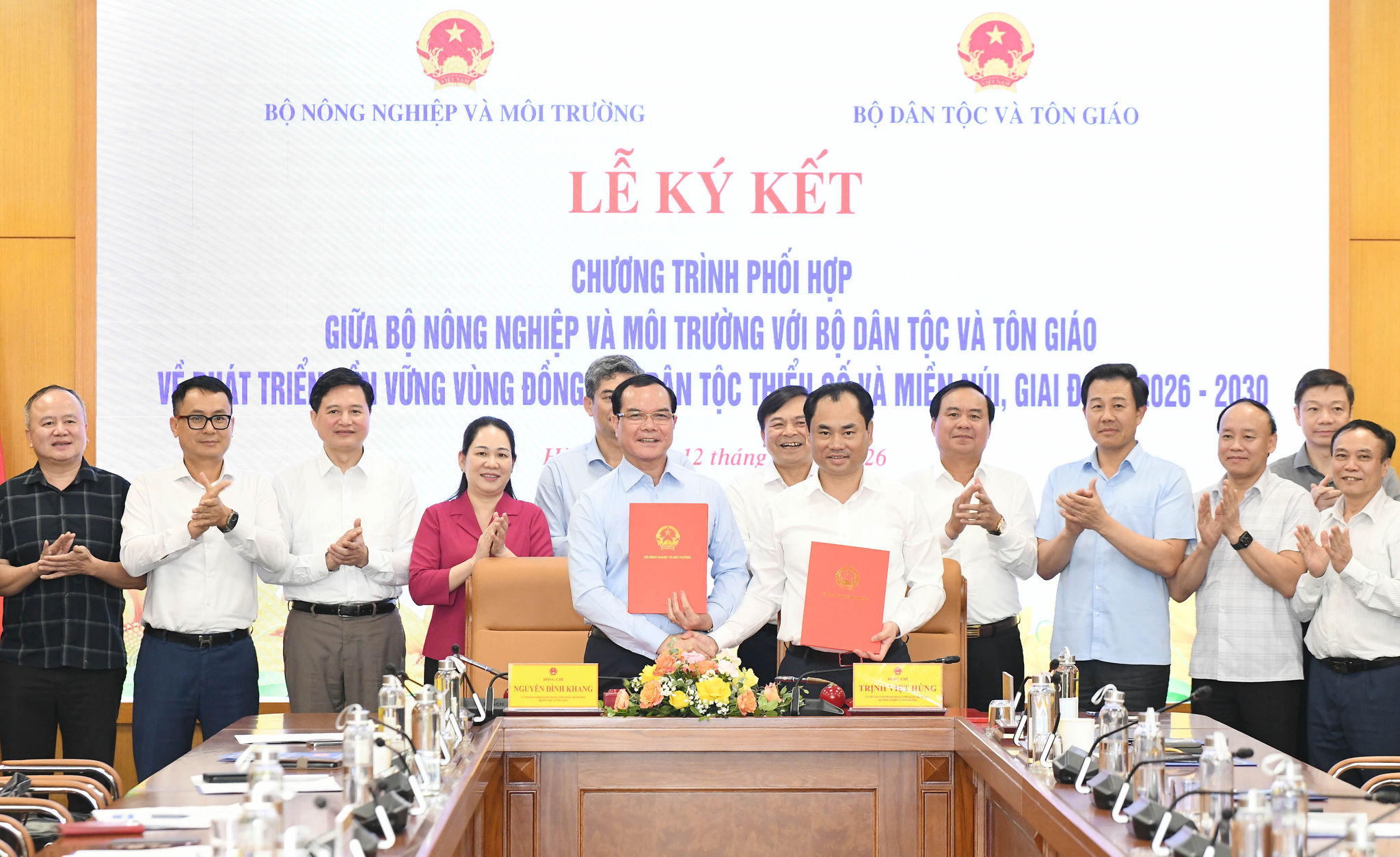 Bộ trưởng Bộ Nông nghiệp và Môi trường Trịnh Việt Hùng và Bộ trưởng Nguyễn Đình Khang ký kết chương trình hợp tác.4