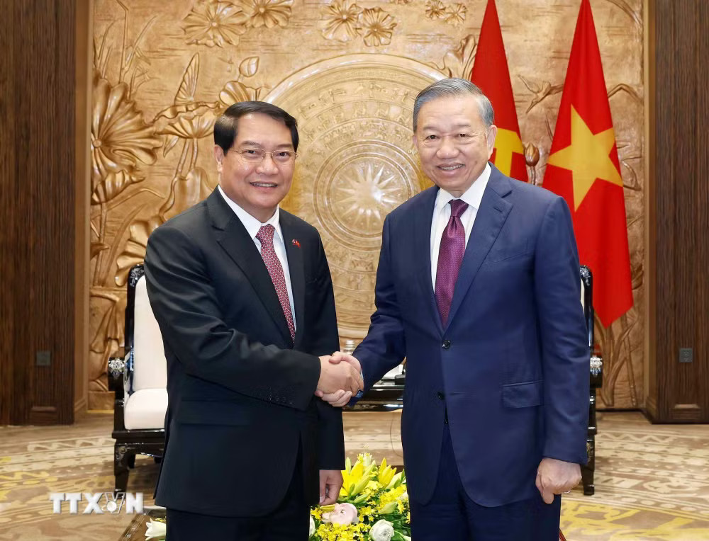 Tổng Bí thư, Chủ tịch nước Tô Lâm tiếp đồng chí Athsaphangthong Siphandone, Ủy viên Trung ương Đảng, Bí thư Thành ủy, Chủ tịch Hội đồng Nhân dân thủ đô Vientiane, Lào. (Ảnh: Thống Nhất/TTXVN) ttxvn-tong-bi-thu-chu-tich-nuoc-to-lam-tiep-uy-vien-trung-uong-dang-bi-thu-thanh-uy-chu-tich-hoi-dong-nhan-dan-thu-do-vieng-chan-lao-1205-1.jpg