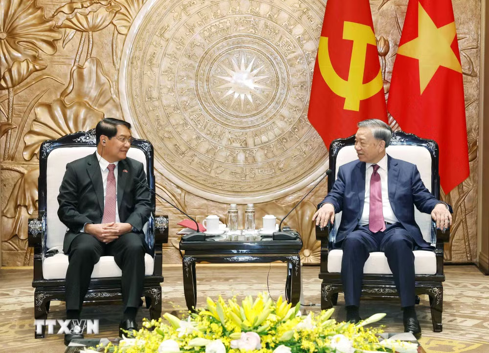 Tổng Bí thư, Chủ tịch nước Tô Lâm tiếp đồng chí Athsaphangthong Siphandone, Ủy viên Trung ương Đảng, Bí thư Thành ủy, Chủ tịch Hội đồng Nhân dân thủ đô Vientiane, Lào. (Ảnh: Thống Nhất/TTXVN) ttxvn-tong-bi-thu-chu-tich-nuoc-to-lam-tiep-uy-vien-trung-uong-dang-bi-thu-thanh-uy-chu-tich-hoi-dong-nhan-dan-thu-do-vieng-chan-lao-1205-3.jpg