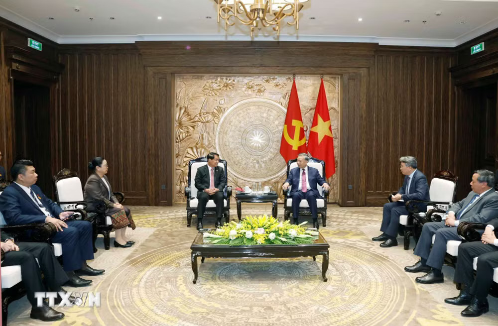 Tổng Bí thư, Chủ tịch nước Tô Lâm tiếp đồng chí Athsaphangthong Siphandone, Ủy viên Trung ương Đảng, Bí thư Thành ủy, Chủ tịch Hội đồng Nhân dân thủ đô Vientiane, Lào. (Ảnh: Thống Nhất/TTXVN) ttxvn-tong-bi-thu-chu-tich-nuoc-to-lam-tiep-uy-vien-trung-uong-dang-bi-thu-thanh-uy-chu-tich-hoi-dong-nhan-dan-thu-do-vieng-chan-lao-1205-4.jpg