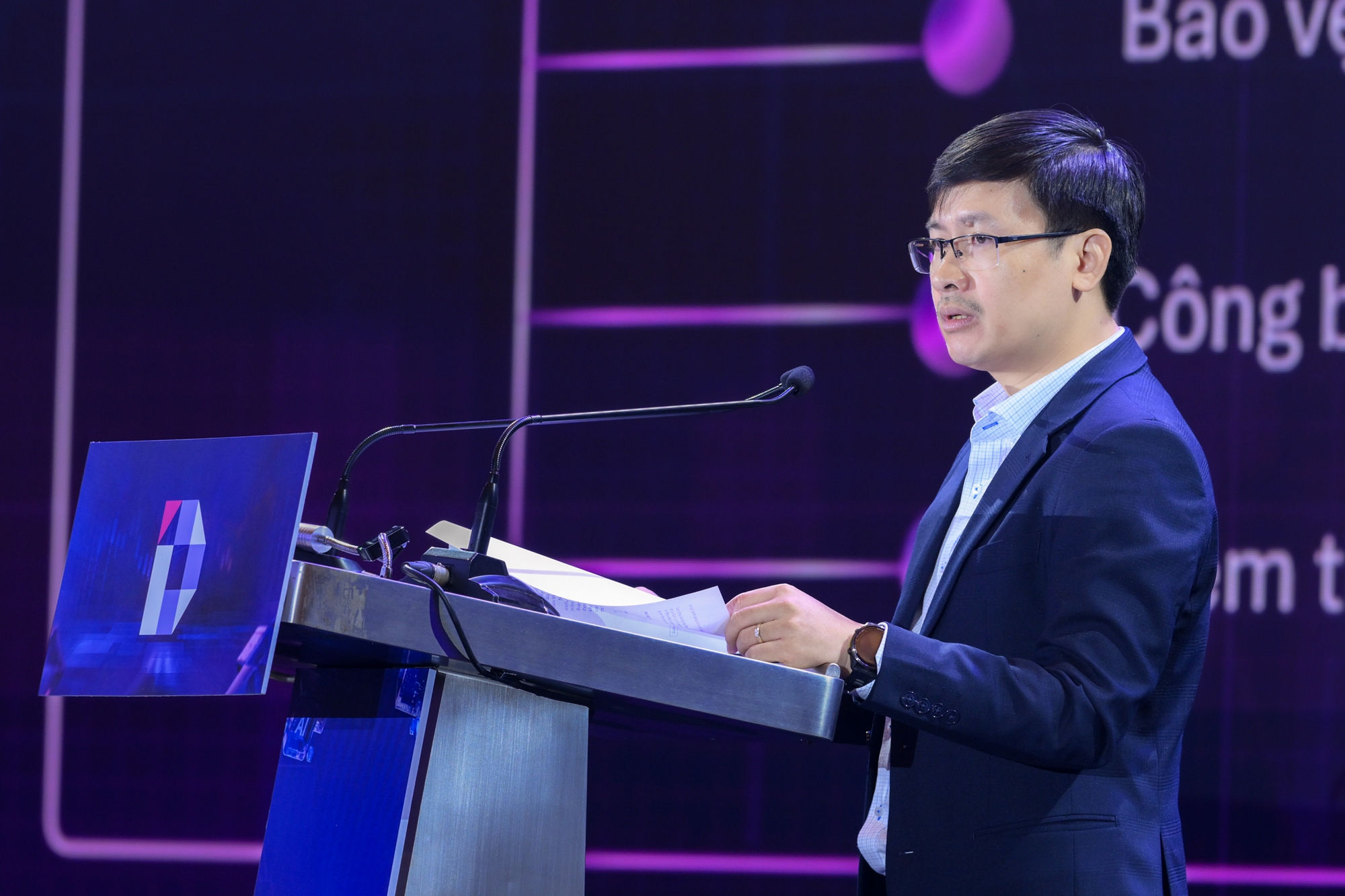 Ông Hoàng Minh Tiến - Phó Cục trưởng Cục Công nghệ thông tin, Ngân hàng Nhà nước Việt Nam chia sẻ tại sự kiện. (Ảnh: Phạm Trang)
