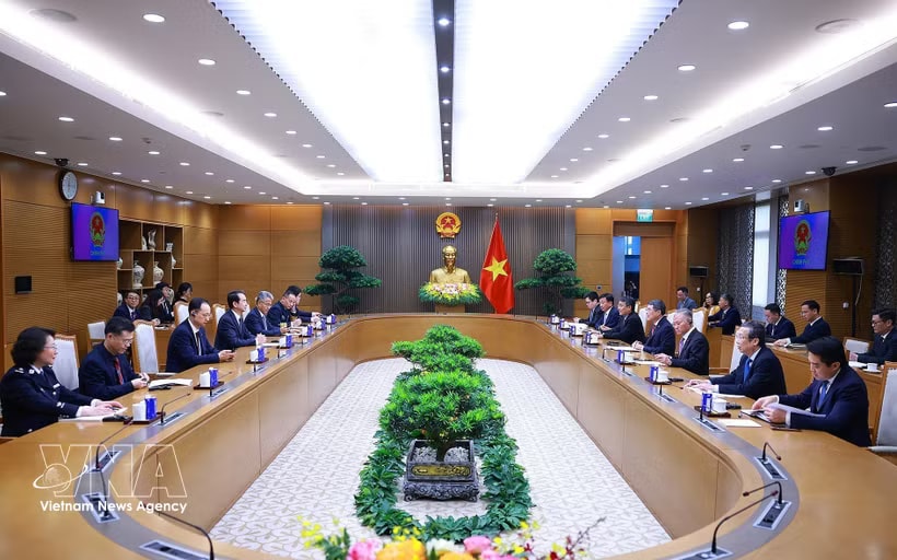 Prime Minister Le Minh Hung receives Chinese Ambassador to Vietnam He Wei in Hanoi on May 12. Photo: VNA