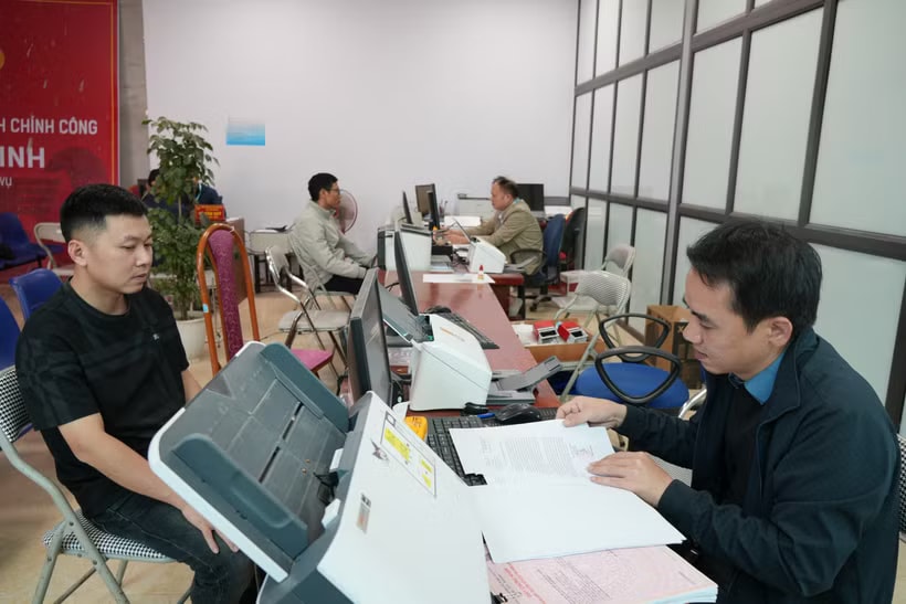 Officials of Tan Minh commune, Hai Phong city, handle procedures for people. (Photo: VNA)