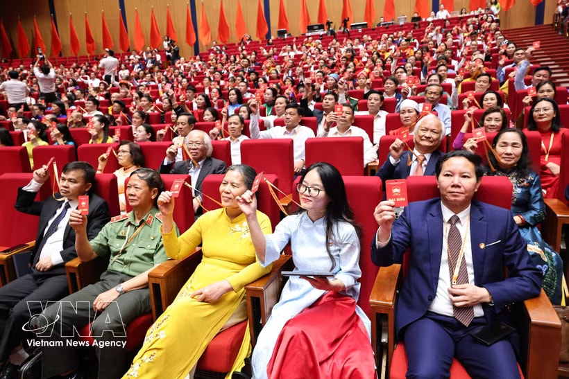 Delegates vote on the personnel scheme for the 11th-term Vietnam Fatherland Front Central Committee for the 2026–2031 tenure. (Photo: VNA)