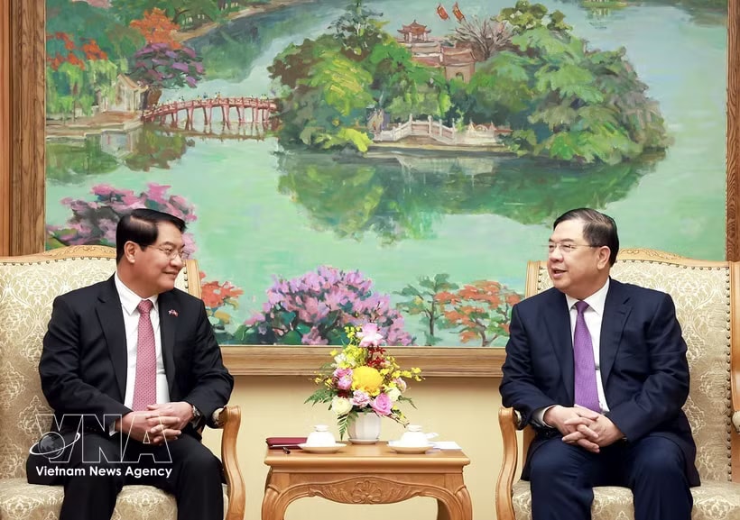 Standing Deputy Prime Minister Pham Gia Tuc (R) receives Athsaphangthong Siphandone, member of the Lao People’s Revolutionary Party Central Committee, Secretary of the Vientiane Party Committee and Chairman of the municipal People’s Council, on May 12, 2026. (Photo: VNA)