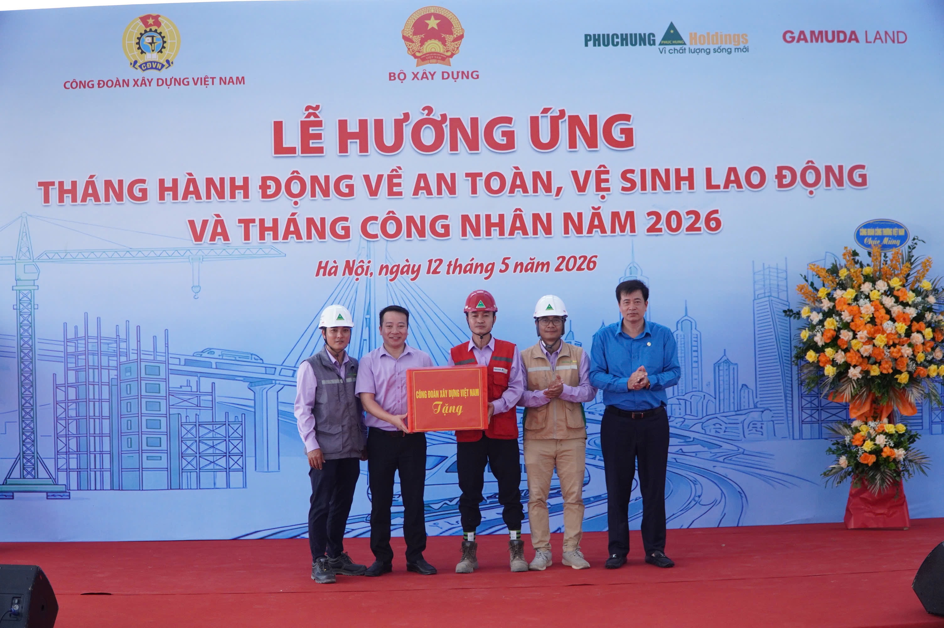Công đoàn Xây dựng Việt Nam trao tặng quà cho cán bộ, công nhân 