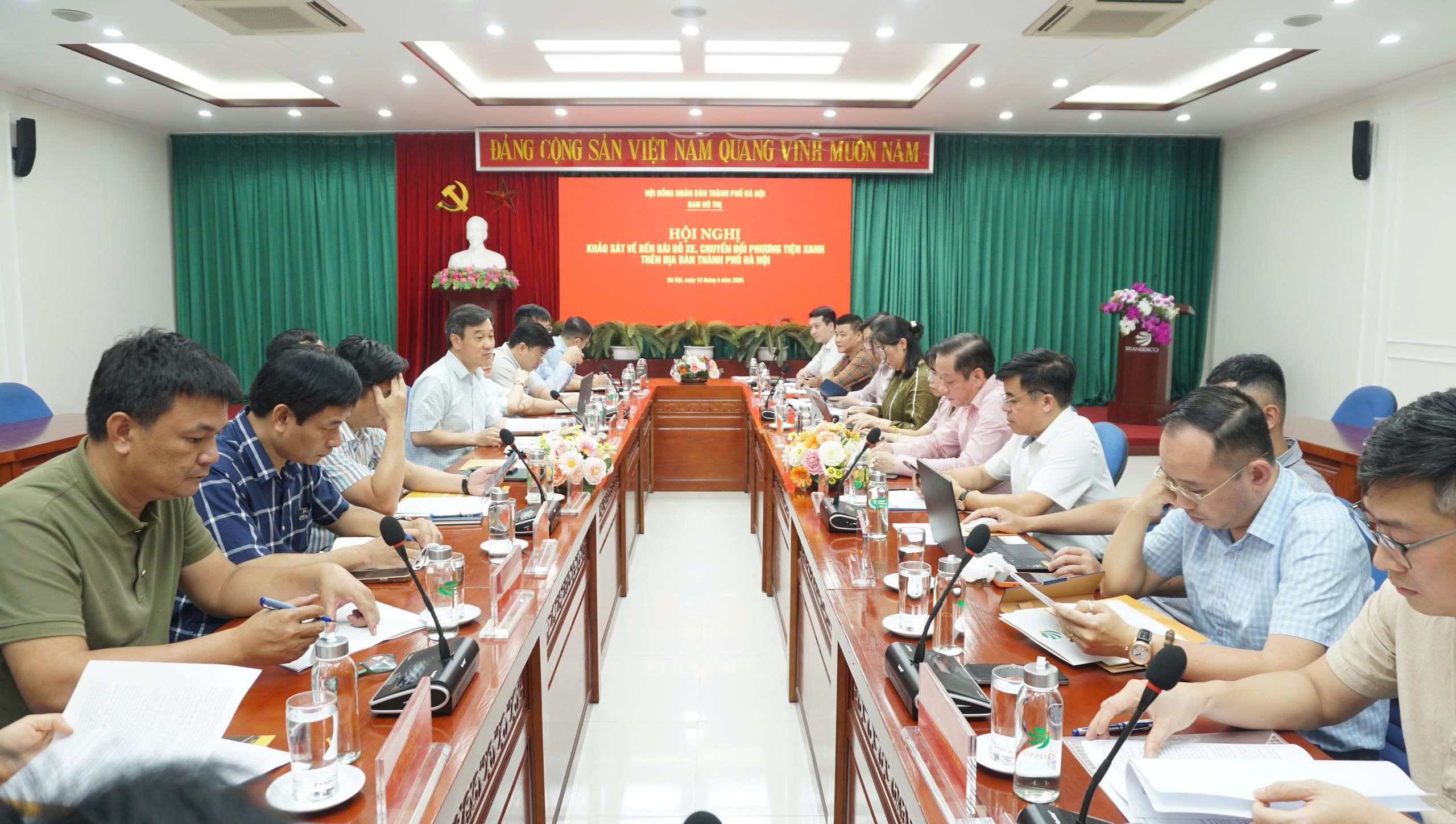 Đoàn khảo sát làm việc với Tổng Công ty Vận tải Hà Nội về việc chuyển đổi phương tiện xanh phục vụ triển khai vùng phát thải thấp trên địa bàn. Ảnh D. Nguyện