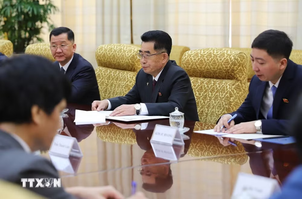 ttxvn-bo-truong-ngoai-giao-le-hoai-trung-tham-trieu-tien-1.jpg