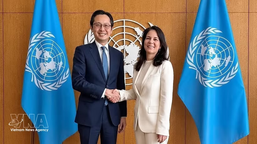 Ambassador Do Hung Viet, Permanent Representative of Vietnam to the United Nations (UN), meets with Annalena Baerbock, President of the 80th session of the UN General Assembly (UNGA). (Photo: VNA)