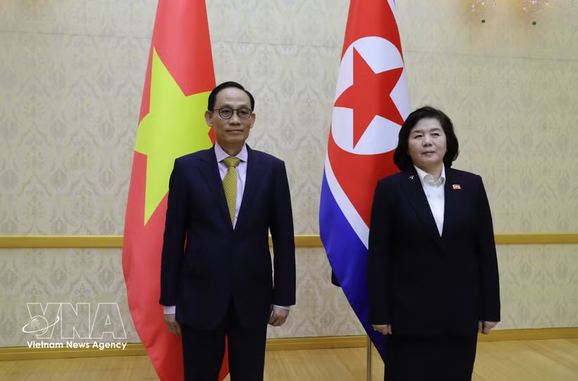 Vietnamese Minister of Foreign Affairs Le Hoai Trung (left) and DPRK Minister of Foreign Affairs Choe Son Hui. (Photo: VNA)