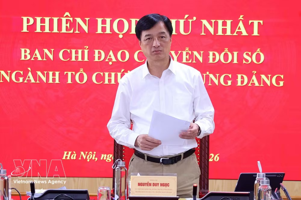 Politburo member, Secretary of the Party Central Committee and Chairman of its Organisation Commission Nguyen Duy Ngoc delivers a speech at the meeting. (Photo: VNA) vnanet-nge1bb8dc2.jpg