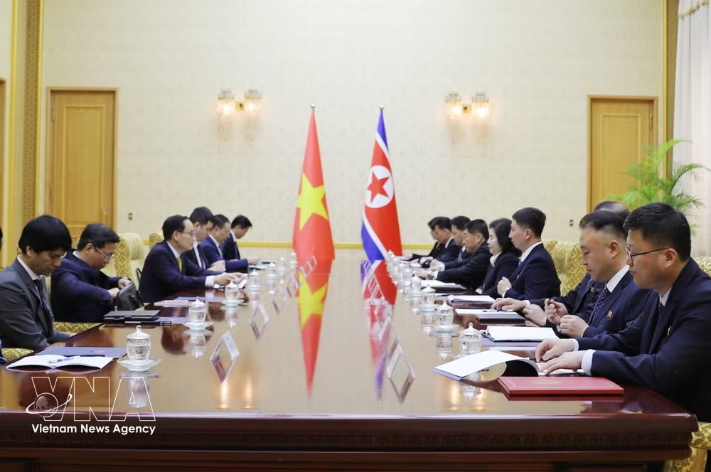 The talks between Minister of Foreign Affairs Le Hoai Trung and Minister of Foreign Affairs Choe Son Hui (Photo: VNA) vnanet-dprk1.jpg