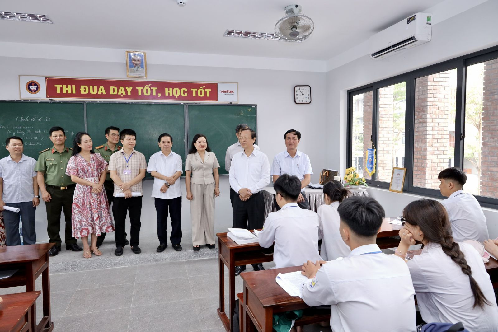 Thứ trưởng Thường trực Phạm Ngọc Thưởng động viên các em học sinh trường THPT Phan Đình Phùng