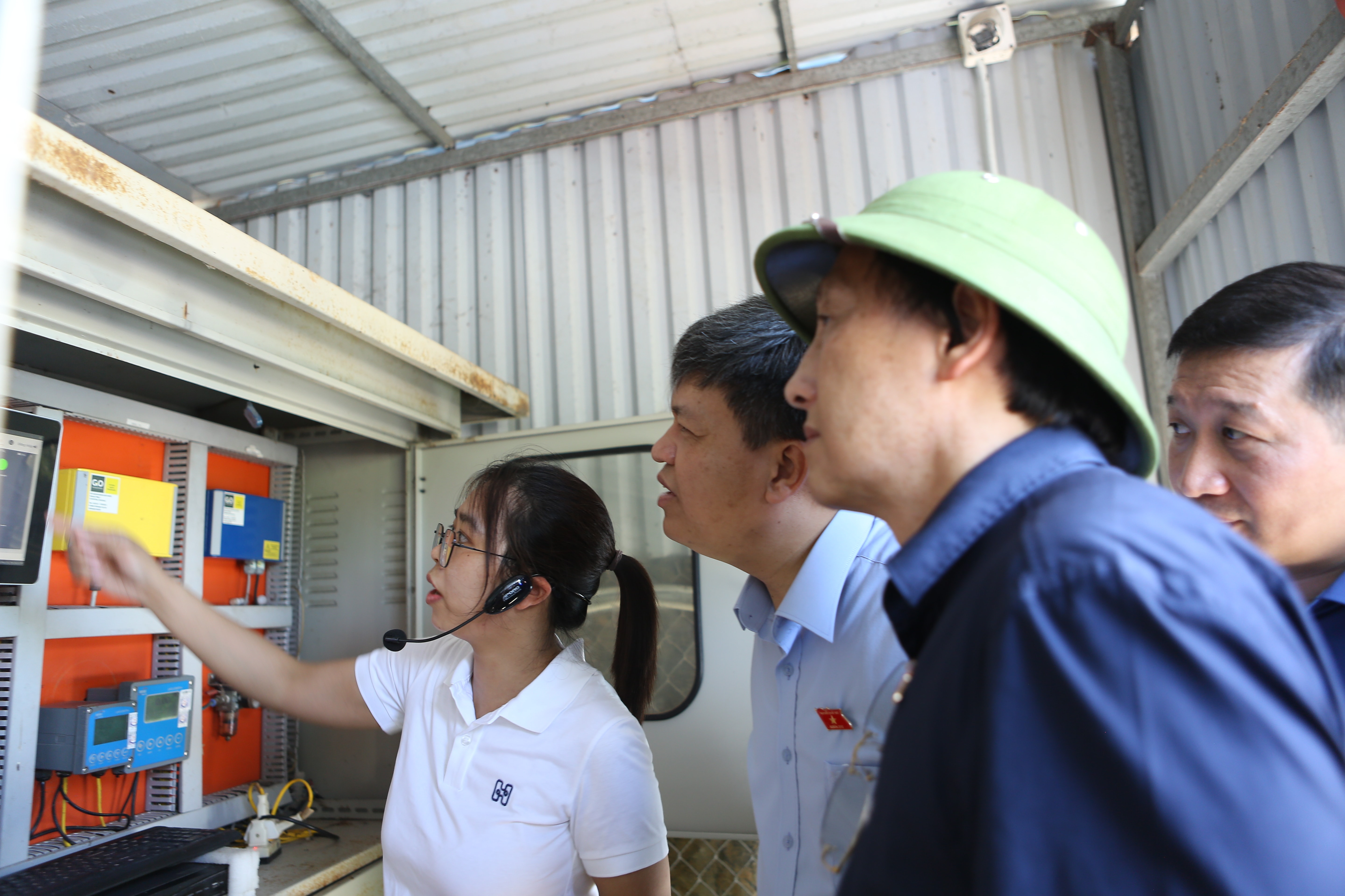 Đoàn công tác khảo sát thực tế tại trạm lắp đặt thiết bị quan trắc môi trường của nhà máy