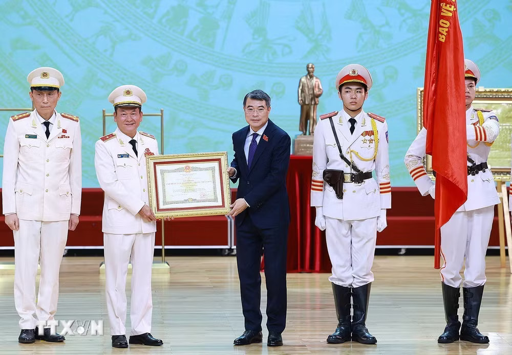 ttxvn-thu-tuong-du-le-don-nhan-danh-hieu-anh-hung-llvtnd-cua-cong-an-hai-phong-1.jpg