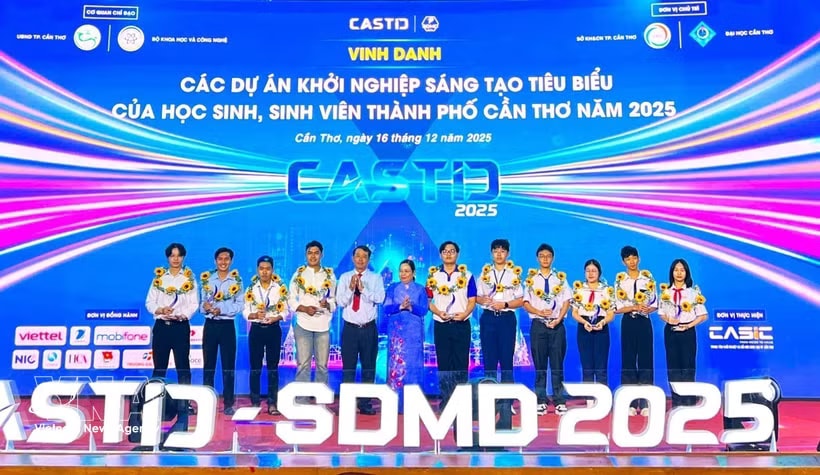 Students in the Mekong Delta city of Can Tho are honoured for their outstanding performance in startup activities. (Photo: VNA) 