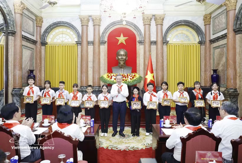 General Secretary and State President To Lam presents the photograph 