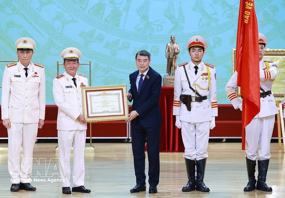 Prime Minister Le Minh Hung presents the title “Hero of the People's Armed Forces” to the Hai Phong city Department of Public Security. (Photo: VNA) vnanet-hung2.jpg