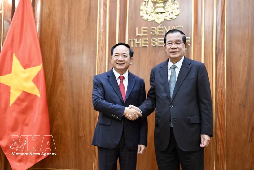 Trinh Van Quyet (L), Politburo member, Secretary of the Communist Party of Vietnam (CPV) Central Committee and Chairman of its Central Commission for Information, Education and Mass Mobilisation, meets with Acting Head of State, President of the Senate and President of the Cambodian People’s Party Hun Sen in Phnom Penh on May 13. (Photo: VNA)