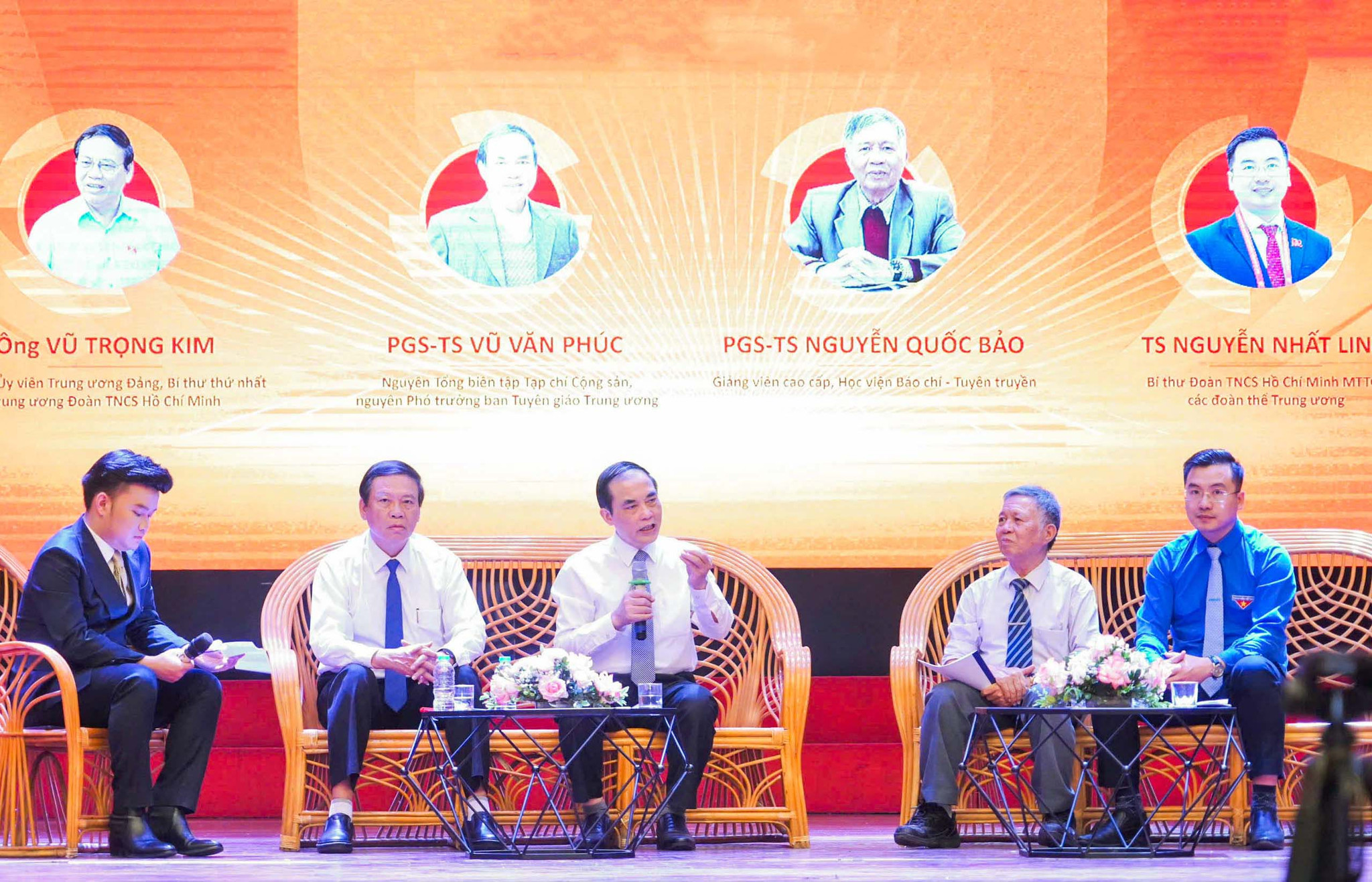 cac-dien-gia-thao-luan-tai-hoi-thao-3(1).jpg