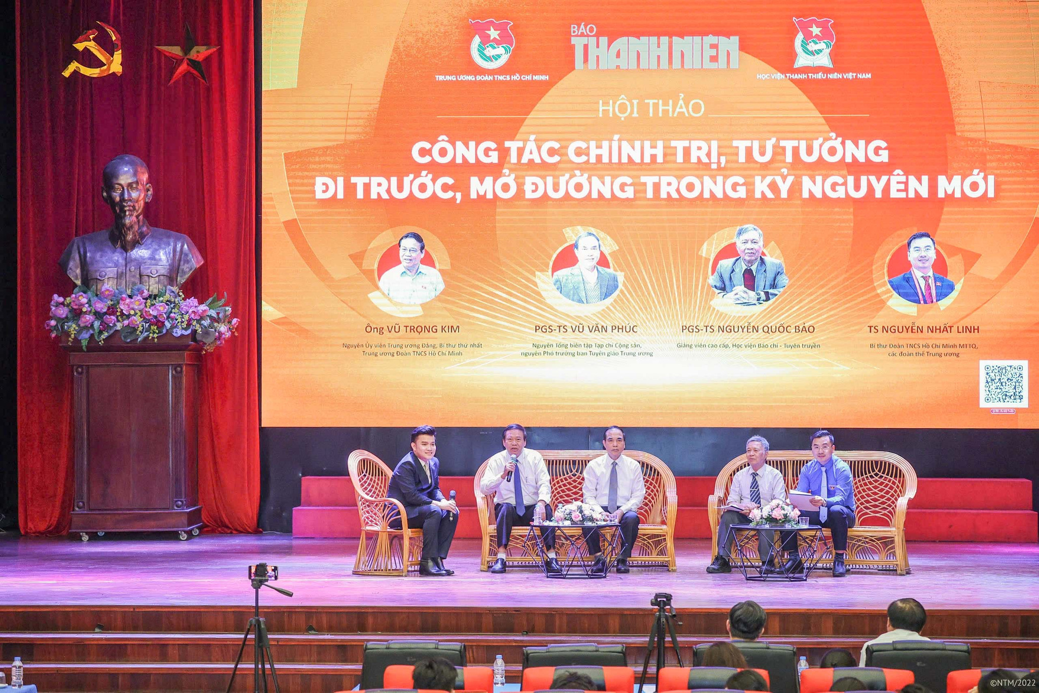 cac-dien-gia-thao-luan-tai-hoi-thao.jpg
