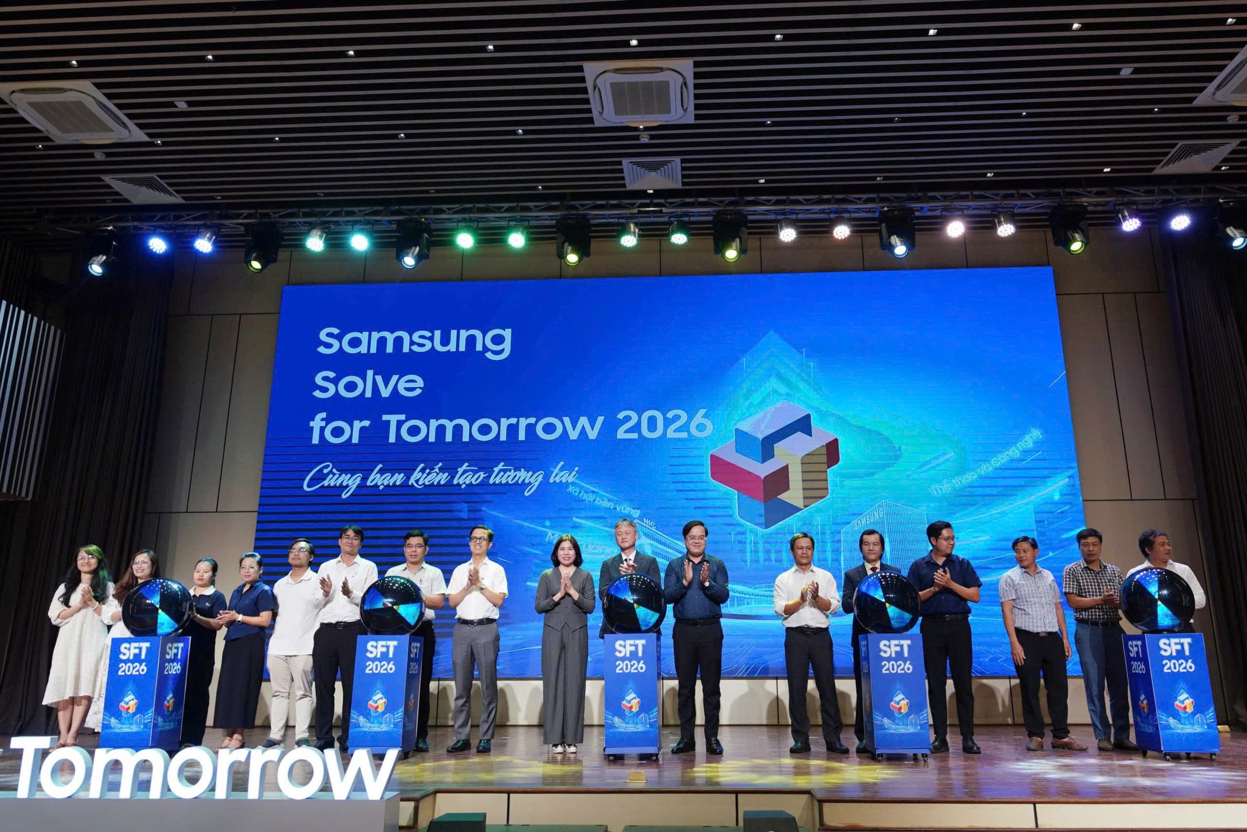 Wakil-wakil mempersembahkan majlis pelancaran pertandingan Samsung Solve for Tomorrow 2026 di wilayah Tengah.