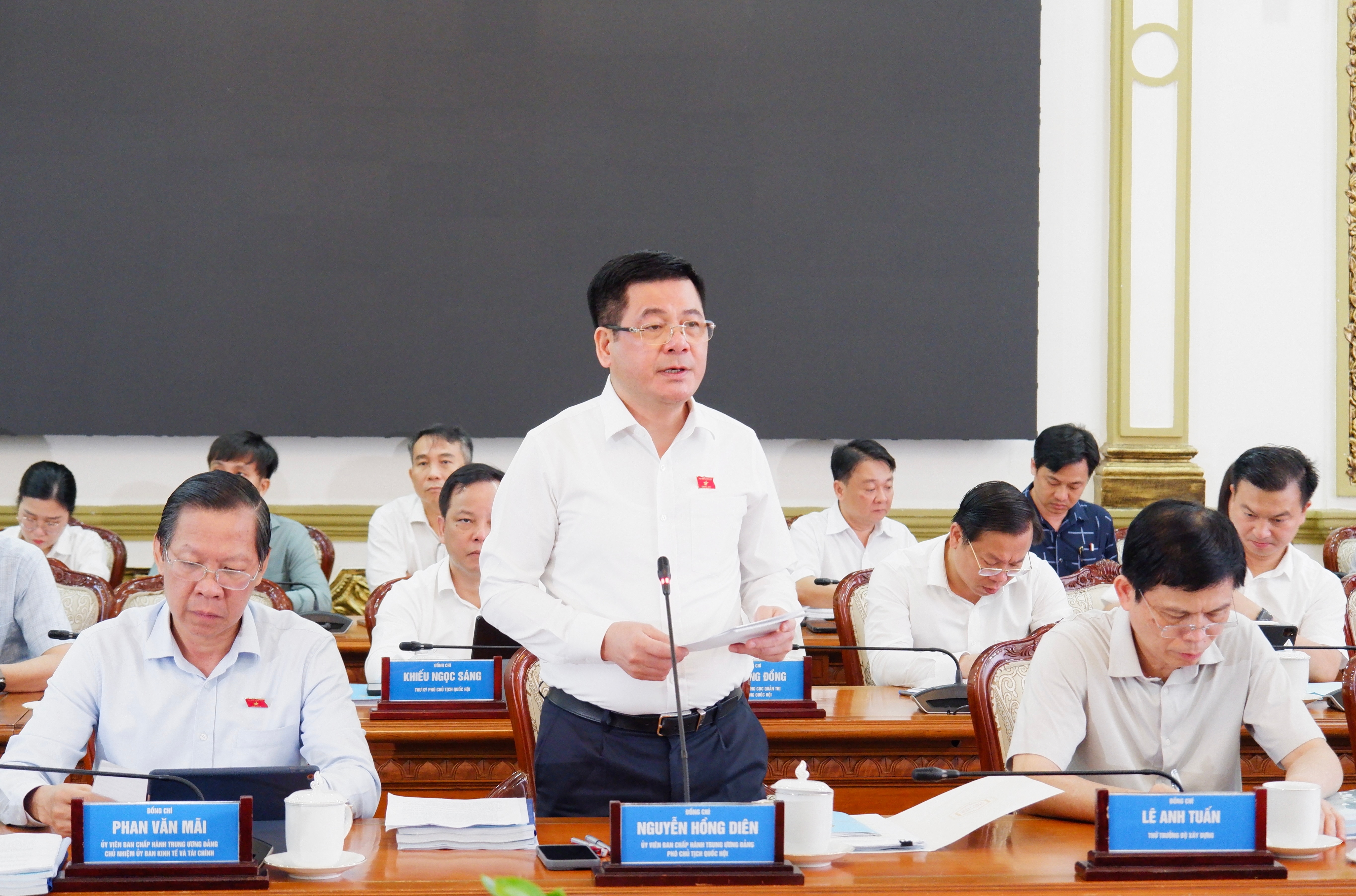 Phó Chủ tịch Quốc hội Nguyễn Hồng Diên phát biểu tại cuộc làm việc. Ảnh: Hoa Lê