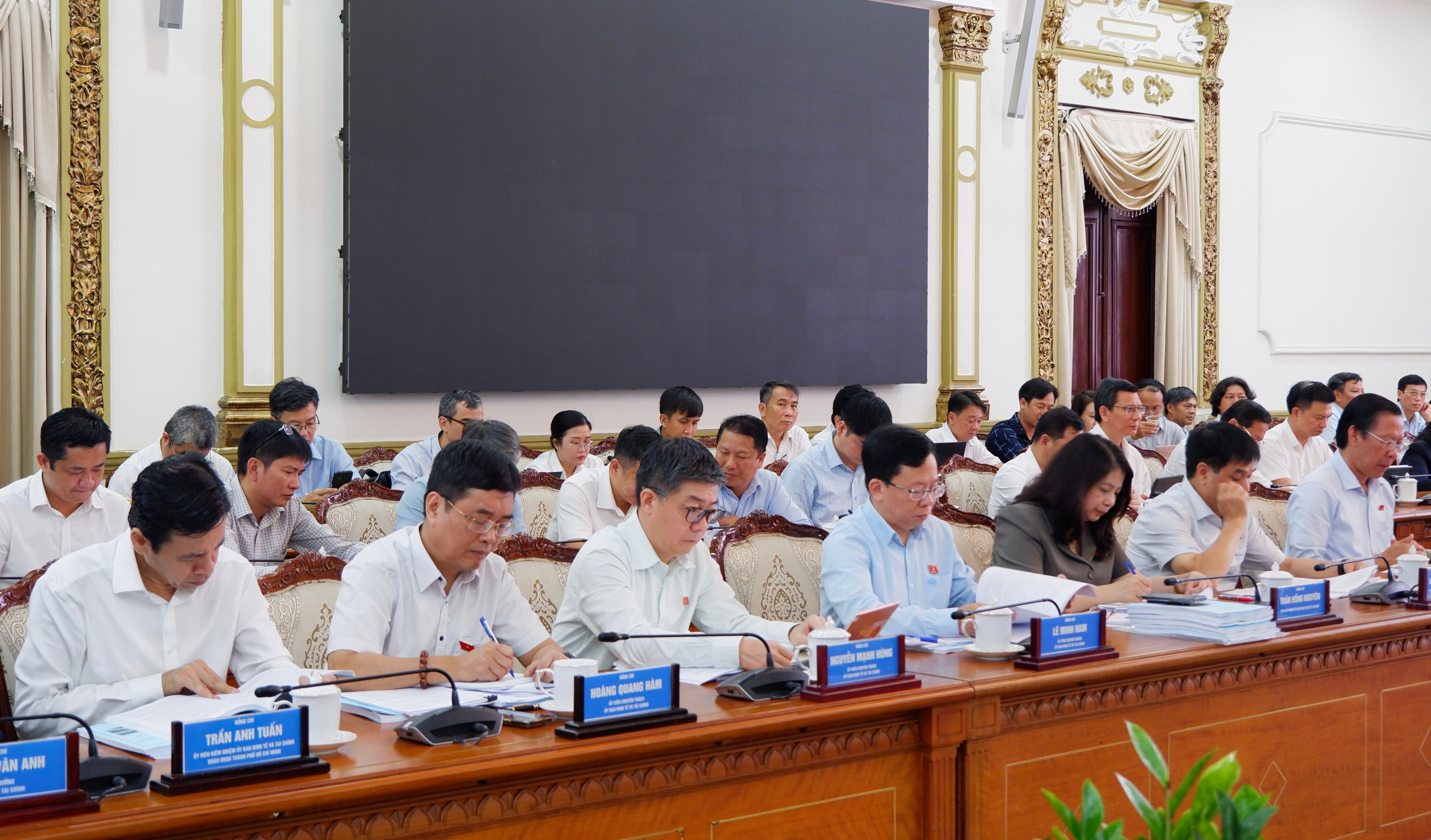 Các thành viên đoàn giám sát tại cuộc làm việc. Ảnh: Hoa Lê