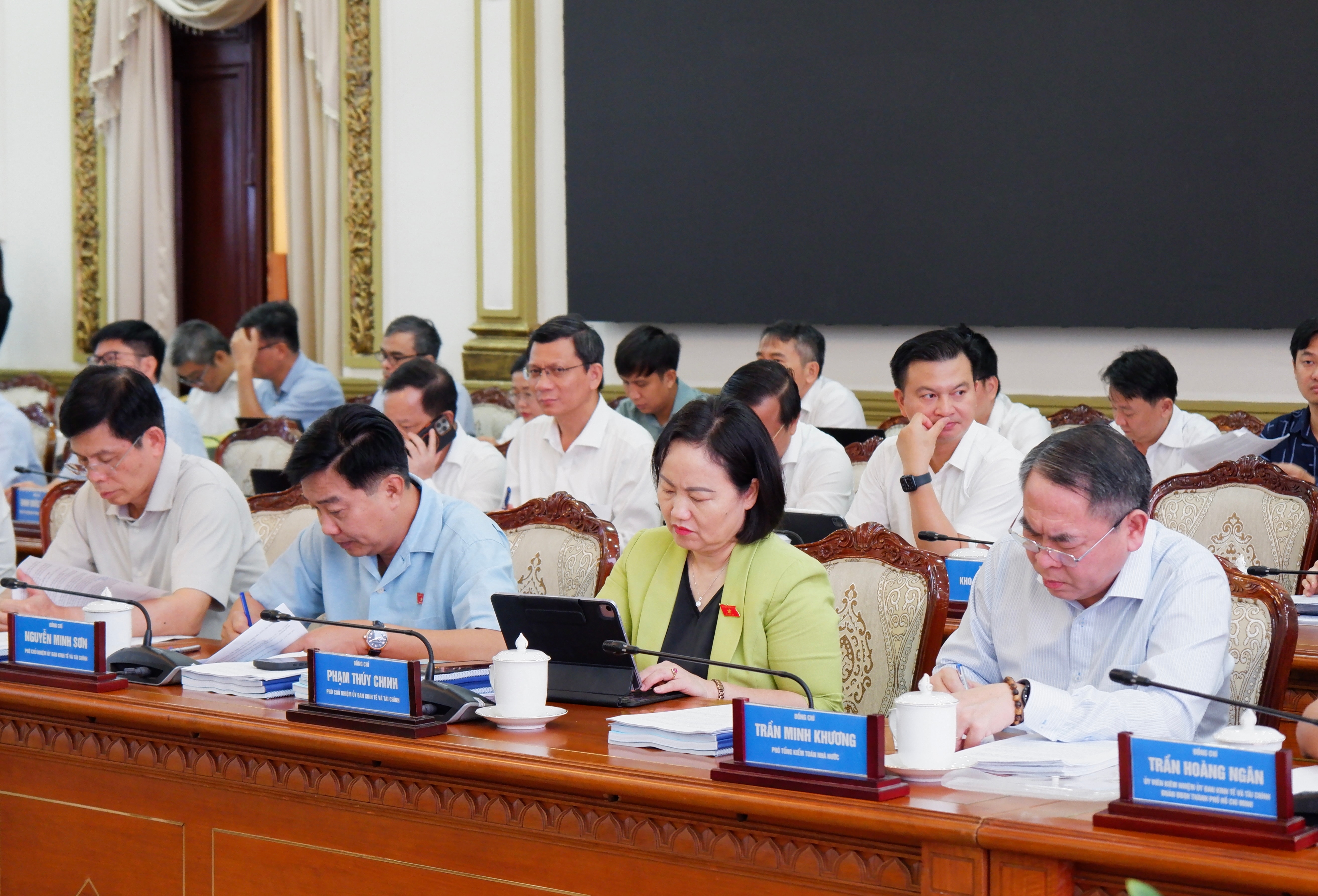 Các thành viên Đoàn giám sát tham dự cuộc làm việc. Ảnh: Hoa Lê