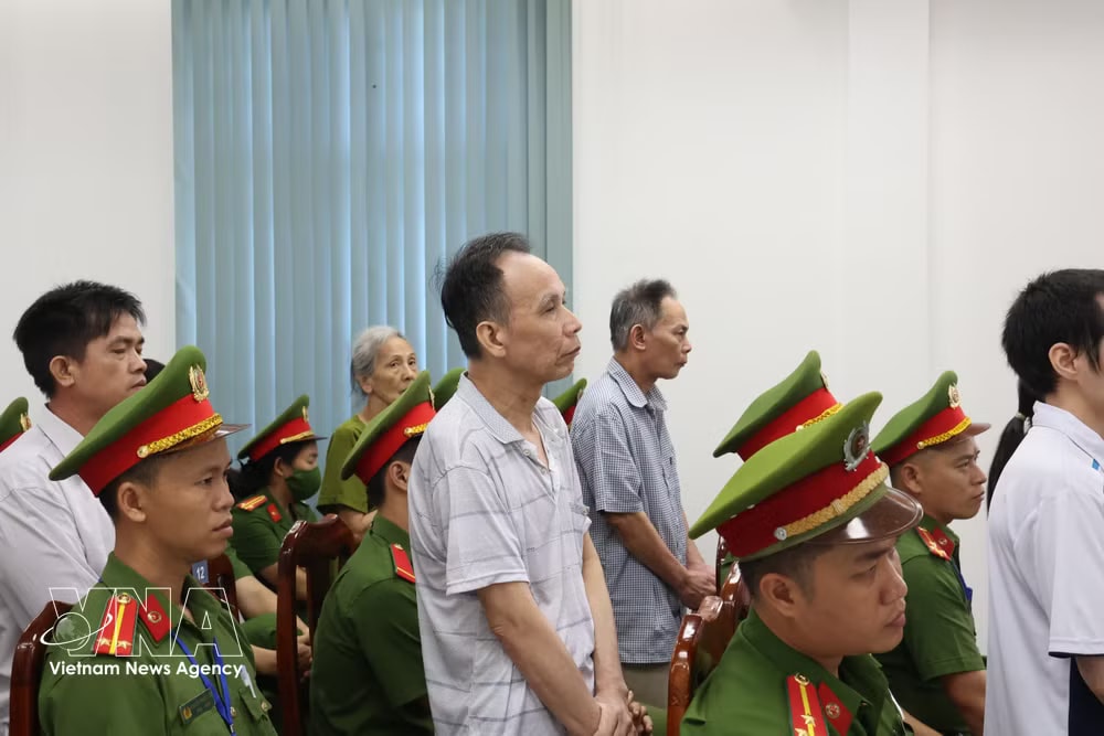 Defendants at the court (Photo: VNA) vnanet-potal-tuyen-an-tu-chung-than-doi-voi-dao-minh-quan-ve-toi-khung-bo-hoat-dong-nham-lat-do-chinh-quyen-nhan-dan-8761434-1.jpg