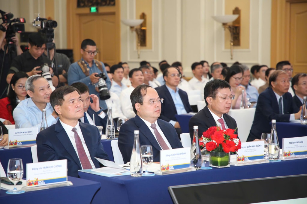 Ủy viên Trung ương Đảng, Bí thư Tỉnh ủy, Trưởng Đoàn ĐBQH tỉnh Quảng Ninh Quản Minh Cường và Phó Bí thư Tỉnh ủy, Chủ tịch UBND tỉnh Quảng Ninh Bùi Văn Khắng tham dự Lễ công bố